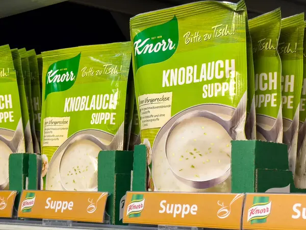 Marketteki raflarda Knorr sarımsaklı çorba paketleri.