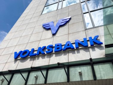Volksbank binasının dış tarafında modern cam cephe logosu var..