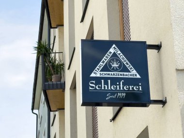 Stahlwaren schleiferei mağazası modern mimari unsurlarla dış yapı inşaatına imza attı.