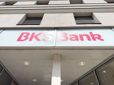 Modern mimari ile Bks banka binası dış tabela.
