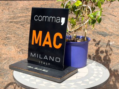 Virgül Mac Milano açık hava masasında saksı bitkisiyle..