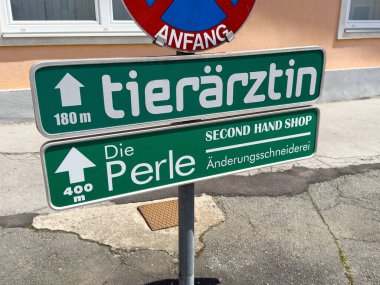 Yerel veteriner kliniğine ve ikinci el dükkanına yönlendirme işareti..