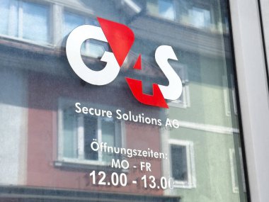 Güvenli çözümlerin cam kapısında G4 logosu Tarım Ofisi binası.