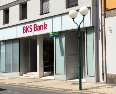 Bankalar şehir ortamında modern dış mimari.