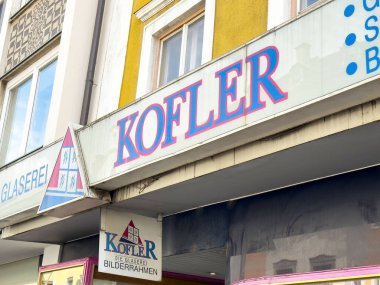 Kofler mağaza önü tabelası ve dış bina hakkında mimari detaylar.