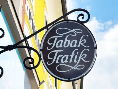 Mavi gökyüzüne karşı dış yapı inşaatında Avrupa 'nın klasik tütün mağazası tabelası.