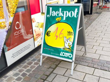 Piyango ilanında kaldırımda 1.6 milyon euro ikramiye gösteriliyor..