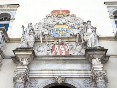 Tarihi bina cephesini heykeller ve Avrupa arması ile süslemek.