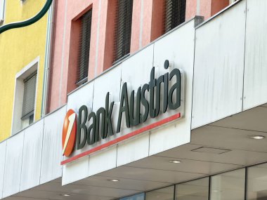 Austria Bankası dış tarafında renkli caddelerde tabela var..