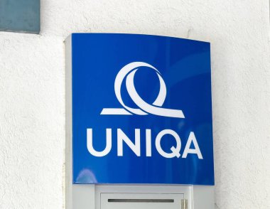 Eşsiz sigorta şirketi logosu duvara asılmış..