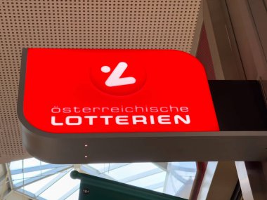 Alışveriş merkezinde Avusturya piyango kırmızı tabelası.