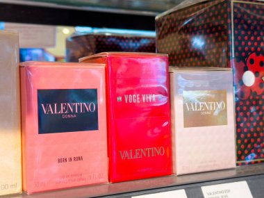 Vitrinde çeşitli valentino parfüm kutuları var..