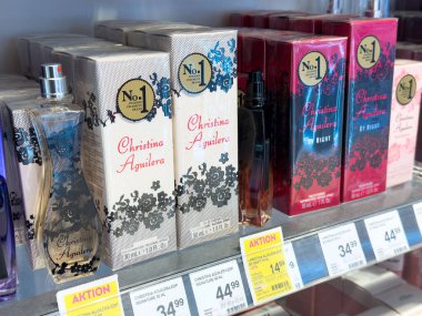 Vitrindeki raflarda Christina aguilera parfümlerinin çeşitliliği.