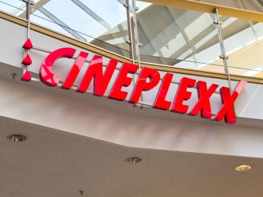 Alışveriş merkezindeki cam çatılı sinema tabelası..