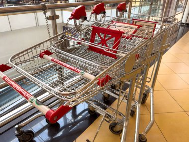 Alışveriş merkezinde sıra sıra boş alışveriş arabaları..