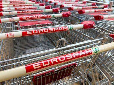 Süpermarketin otoparkında Eurospar alışveriş arabaları.