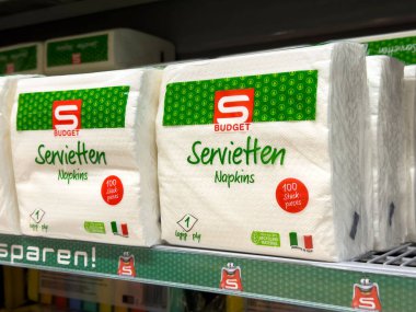 Süpermarket rafında yeşil ve kırmızı desenli 100 'lük bütçe peçeteleri paketi.