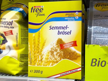 Avusturya marketinde glütensiz ekmek kırıntıları ürün ambalajı.