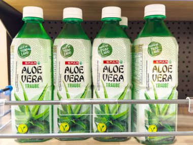Market rafında üzüm aromalı Aloe Vera meyve suyu şişeleri..