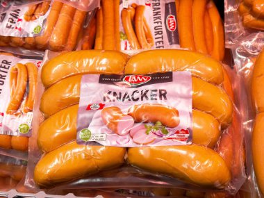 Süpermarkette paketleme ve etiketleme ile knacker sosisleri.