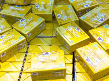 Çiçek desenli parlak sarı ambalajlı Teebutter blokları.