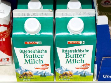 Avusturya ayranı kutuları süpermarketin rafında.