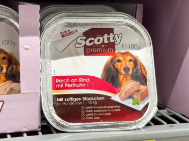 Köpek maması kutusu ve dachshund tasarımı küçük köpekler için süpermarket rafında..