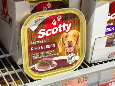 Köpek maması ambalajı kahverengi köpek resmi ve ürün ayrıntıları rafta.