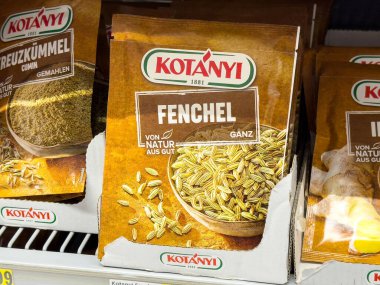 Market raf paketlemesinde Kotanyi rezene tohumları görüntülenir.