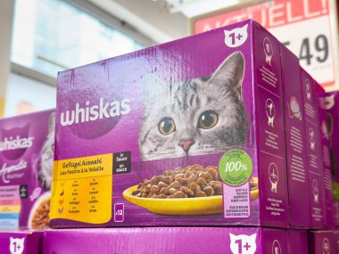 Sevimli kedi görüntüsü ve beslenme bilgisiyle Whiskas kedi maması paketleme.