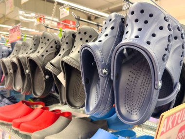 Ayakkabı mağazası koridorunda gösterilen rengarenk takunyalar.