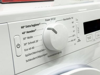 Uygulama ayarları ve sıcaklık seçenekleriyle makine kontrol paneli yıkılıyor.