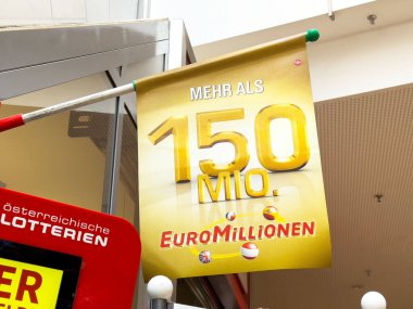 Euromillion piyango afişi 150 milyon avronun üzerinde ikramiye gösteriyor.