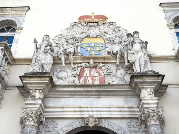 Tarihi bina cephesini heykeller ve Avrupa arması ile süslemek.