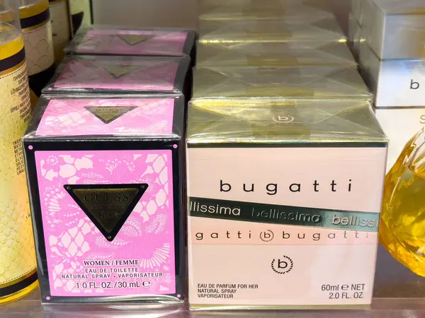 Tahmin ile parfüm görüntüsü ve rafta bugatti kokuları.