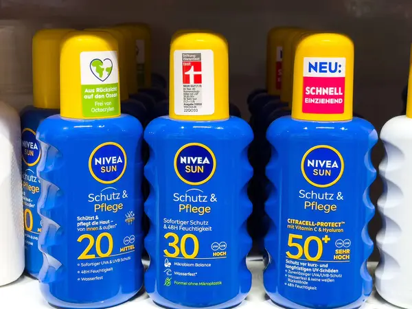 Nivea güneş koruma şişeleri hidrasyon ve hızlı emilim etiketleri ile.