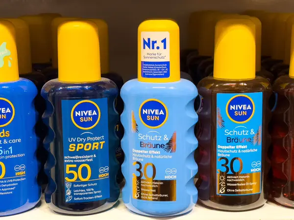 Nivea güneş koruma şişeleri raflarda çeşitli spf düzeyleri göstermektedir.