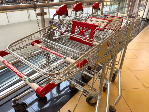 Alışveriş merkezinde sıra sıra boş alışveriş arabaları..