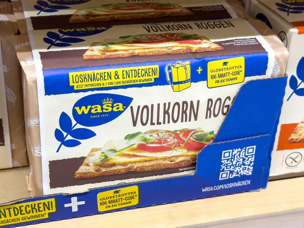 Market rafında tam buğday çavdar ekmeği ambalajı..