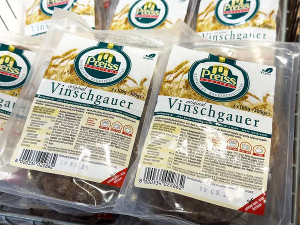 Süpermarket vitrininde paketlenmiş vinschgauer ekmeği.