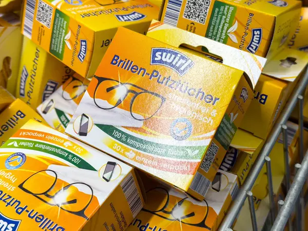 Güneş gözlüğü temizleme bezi ambalaj görüntüsü açık sarı.