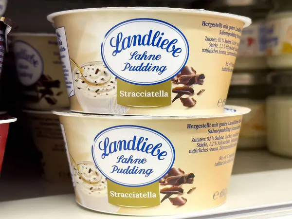 Landliebe stracciatella sahne pudingi rafta duruyor..