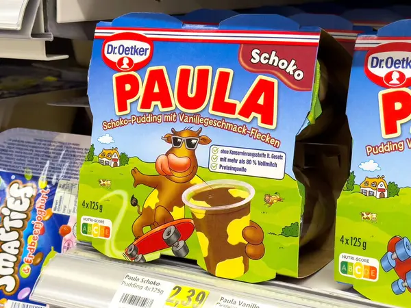 Alman çikolatalı pudingi, süpermarkette çizgi film ineğiyle paketlenmiş..