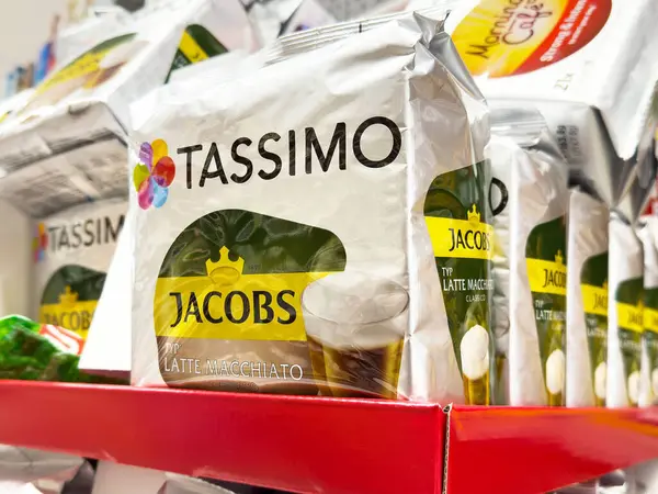 Tassimo jacobs latte macchiato kahve kapsülleri vitrinde..