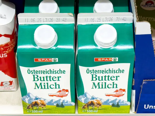 Avusturya ayranı kutuları süpermarketin rafında.