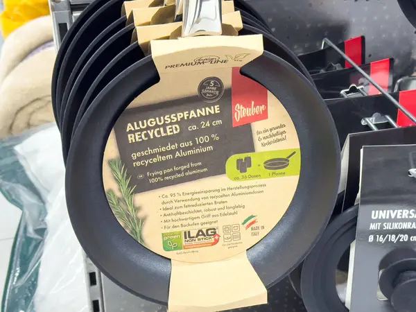 Mutfak eşyası bölümünde geri dönüştürülmüş alüminyum kızartma tavası görüntüsü.