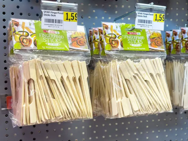 Ahşap çubuklar perakende mağazasında sergilenir..