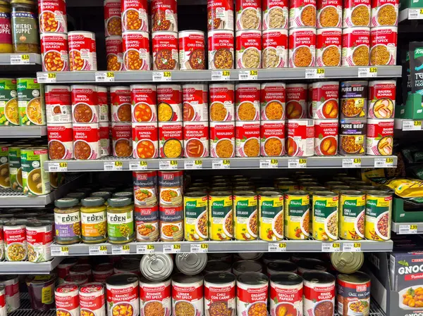 Market raflarında çeşitli konserve çorba ve güveç çeşitleri.
