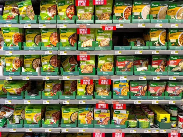 Market raflarındaki hazır çorba ve yemek paketlerinin çeşitliliği.