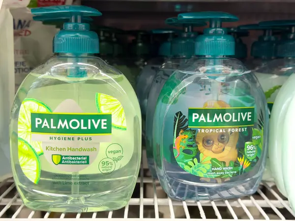 Palmolive el yıkama şişeleri limon ve tropikal orman tasarımlarıyla dolu raflarda..